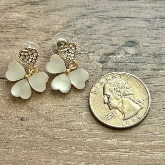 Gold Heart Rhinestone Dangle Earrings with White Petal Flowers - Picture 4 of 4